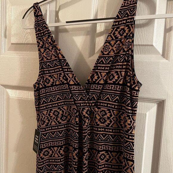 Express Aztec Print V-neck Maxi Dress
Women's Size medium nwt - Picture 5 of 9